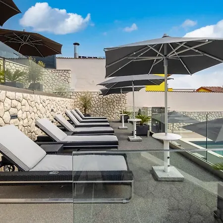 Apartment Fijala Pool-anlage