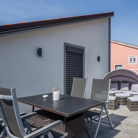 Apartment Fijala Pool-anlage