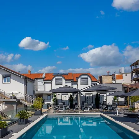 Apartment Fijala Pool-anlage